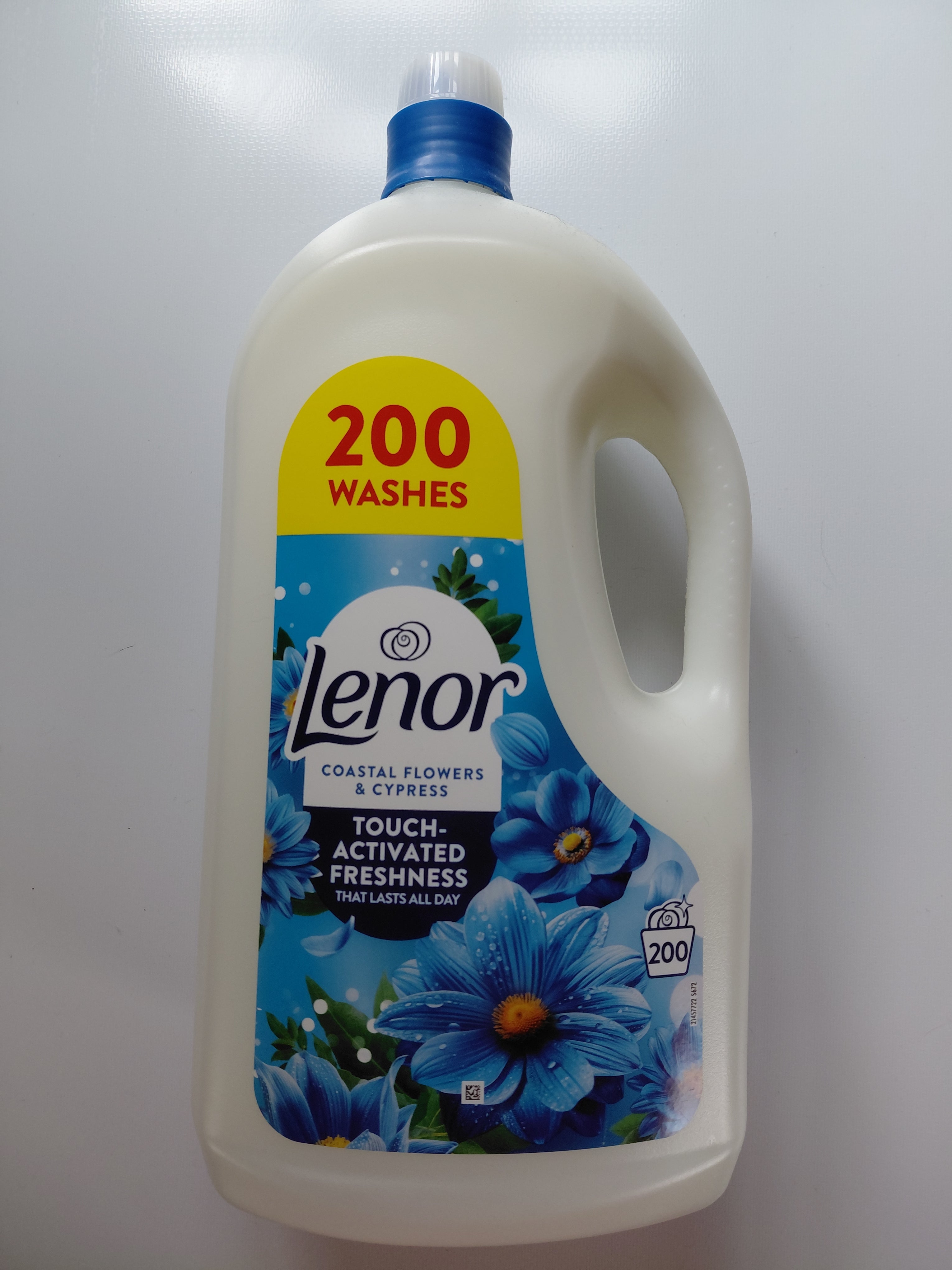 Long-lasting freshness and softness with the classic Lenor Spring Awakening fragrance. Large 4L bottle, providing up to 200 washes.